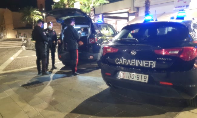 Minaccia con l’acido e un bastone ex moglie e figlie per non farle testimoniare: arrestato