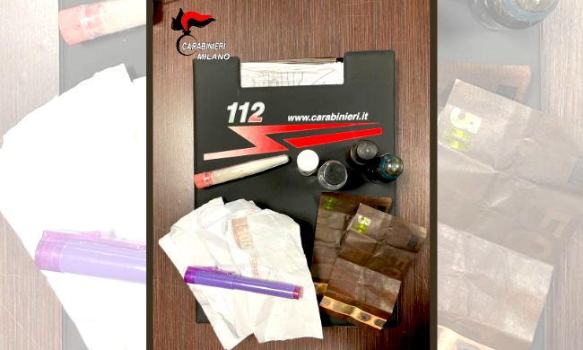 Alla vista dei Carabinieri si mangiano dei foglietti: erano (future) banconote false