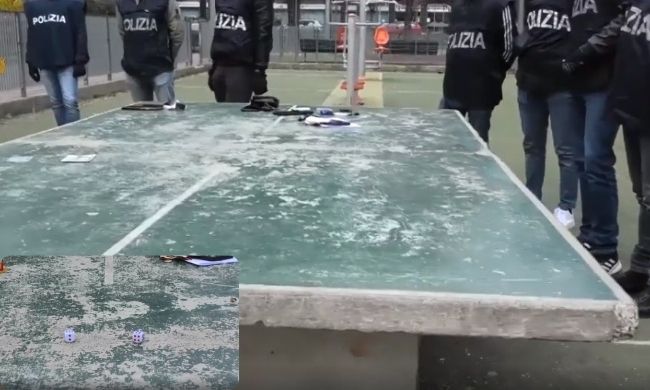 Gioco d’azzardo a dadi in un parco per bambini: quattro denunciati