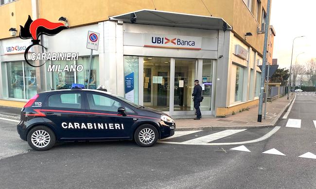 Aggredisce anziana mentre preleva al bancomat: arrestato rapinatore
