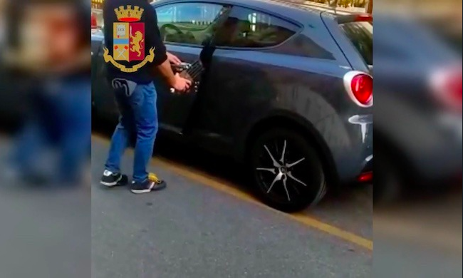 Rubano una macchina con un jammer ma li beccano grazie al gps in auto