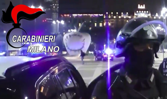 Minaccia con un coltello dipendenti e clienti e rapina una pasticceria: arrestato