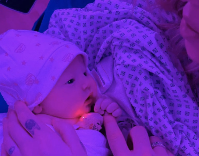 La figlia di Fedez in ospedale, l’appello del rapper: “Fate attenzione a questo virus”