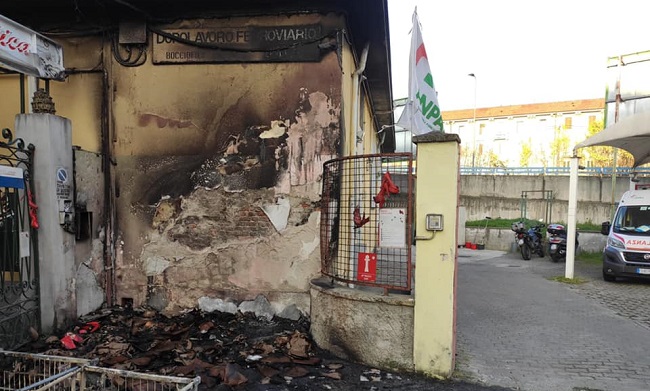 Incendio nella sede di Sos Lambrate, i soccorritori: “Non è la prima volta, atto vile”