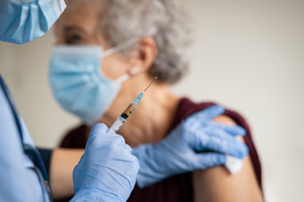Vaccinazioni, il Comune di Milano supporta Regione per gli over80