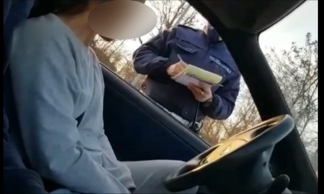 Fermata dai vigili e sanzionata, insulta il sindaco: «Handicappato di m…»: sarà denunciata.