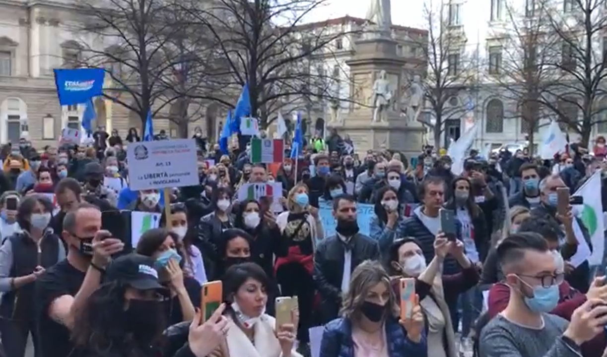 “Io Apro Tour”, centinaia di manifestanti in protesta a piazza della Scala