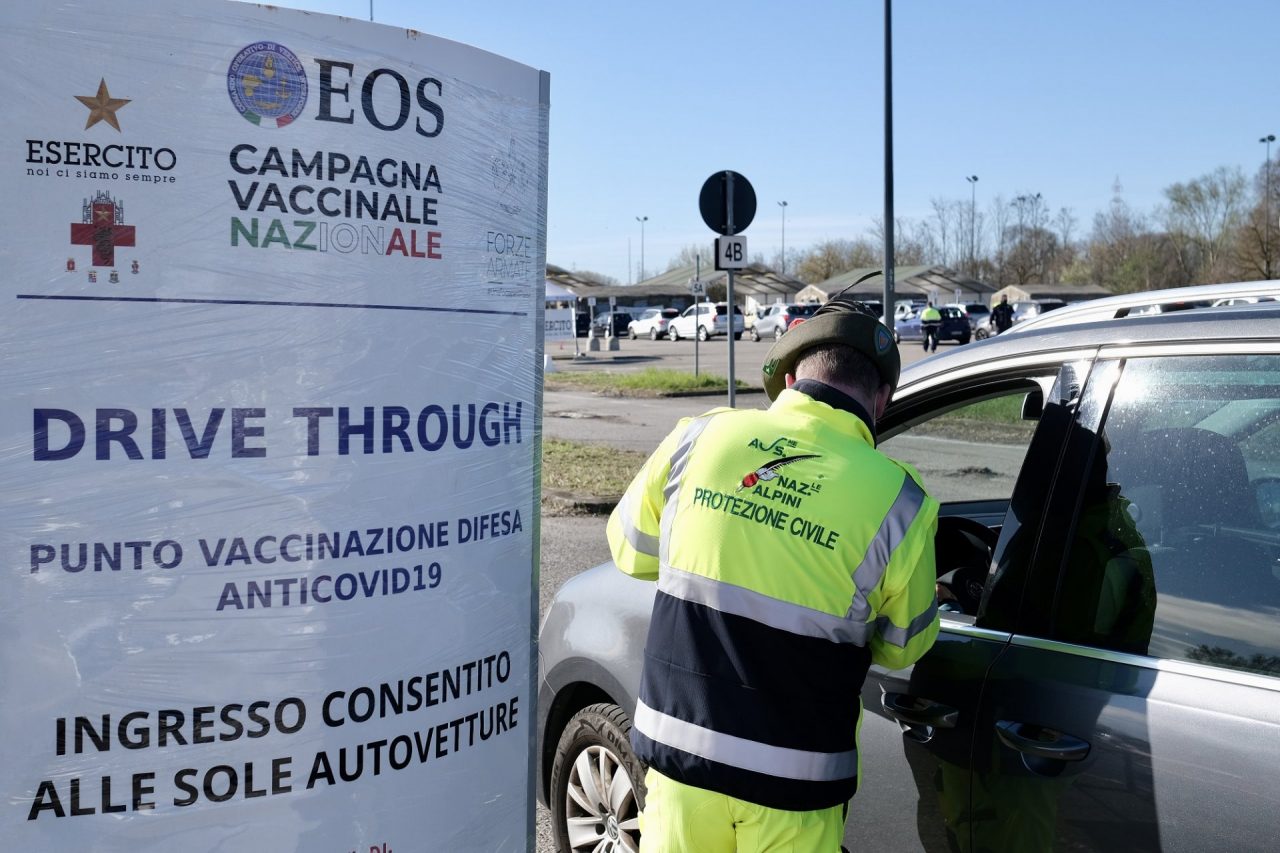 Sospese le vaccinazioni anti-Covid al drive through di Trenno