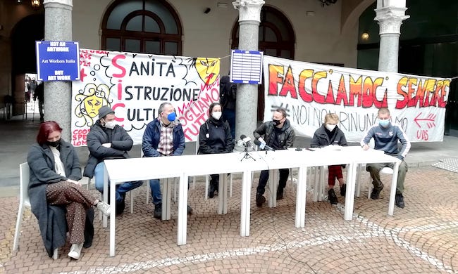 Piccolo Teatro di Milano occupato dai lavoratori del settore: le parole dei manifestanti