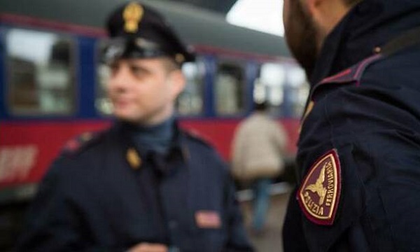 Dramma sfiorato alla stazione di Lambrate: uomo salvato sui binari