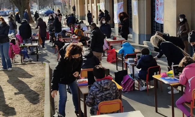 Nuovo sit-in alla scuola Micca: “Riaprire le scuole in sicurezza”