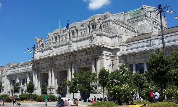 Spacciatori offrono droga a due passanti, ma sono poliziotti in borghese: arrestati