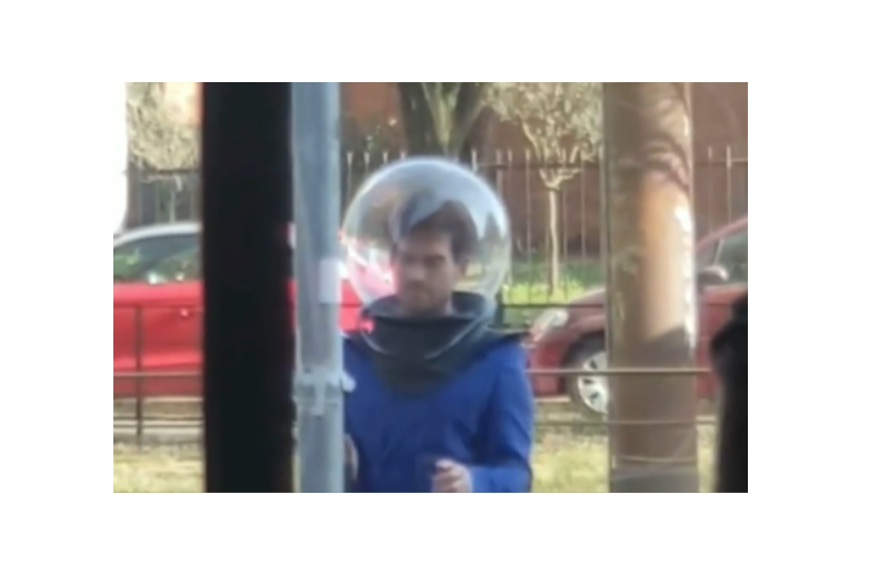 Ma quale mascherina, per proteggersi dal Covid serve… un casco d’astronauta