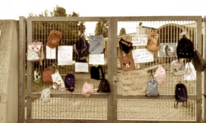 No dad, genitori e bambini protestano: zaini attaccati ai cancelli della scuola