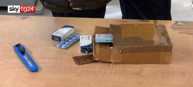 Farmaci e vaccini anti Covid illegali: controlli serrati allo snodo doganale di Linate