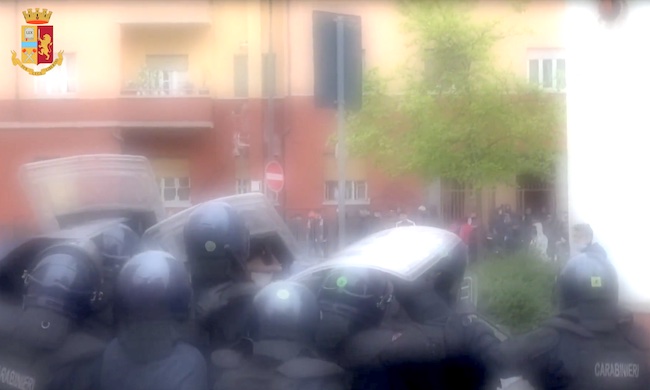 Assembramento per video del rapper e sassi contro la polizia: 13 perquisizioni