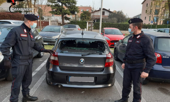 Sorpresi a rubare su un’auto aggrediscono il proprietario: tre arrestati