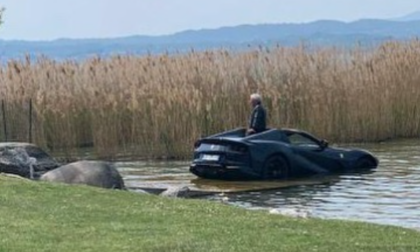 Quanto conta un freno a mano... Ferrari finisce nelle acque del Garda