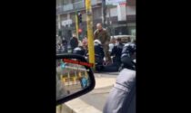 Filma in mezzo alla strada e aggredisce poliziotto a Corvetto: il video dell'arresto