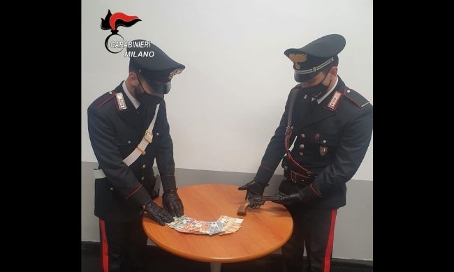 Rapinano il supermercato, inseguiti in auto dal direttore che li fa arrestare