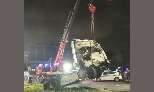 Camion si ribalta alla rotonda: perdita di gasolio dal serbatoio