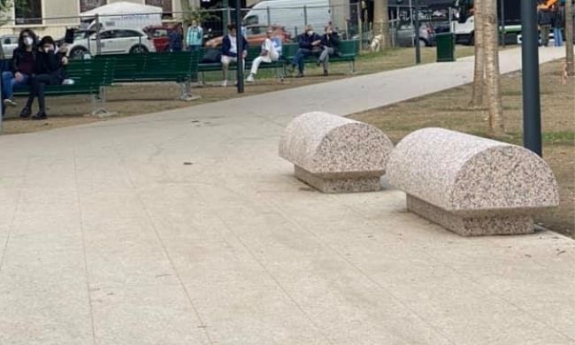 Le panchine “arrotondate” di piazza Piola sollevano polemiche