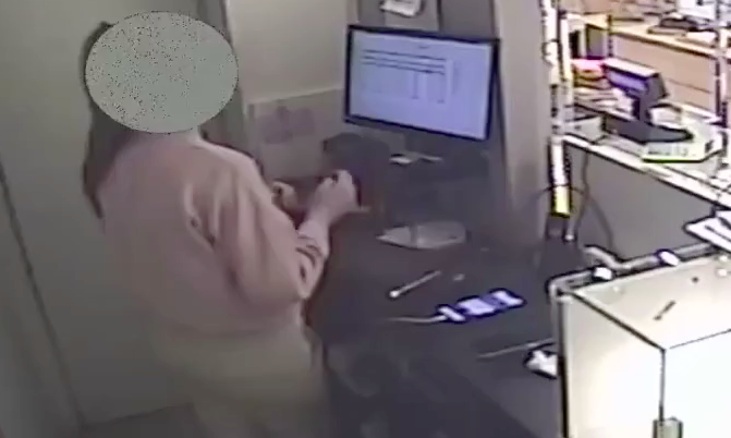 Di giorno manutentore, di sera rapinatore di negozio: arrestato 52enne