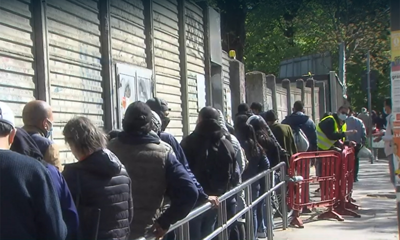 Bambina di 6 anni aggredita in strada da un folle mentre andava a scuola