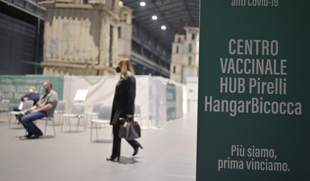Aperto il nuovo hub vaccinale all’Hangar Bicocca, previste 4mila vaccinazioni al giorno