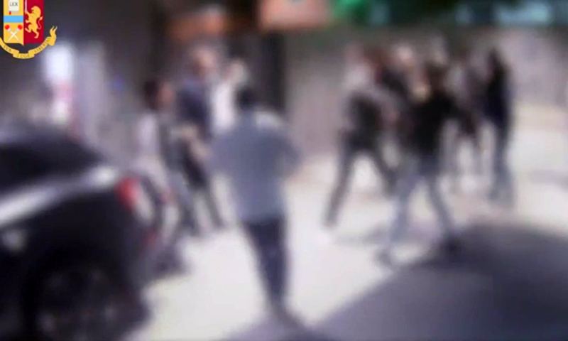Branco di giovani in centro a Milano: il video in cui scelgono passanti a caso, li picchiano e li rapinano