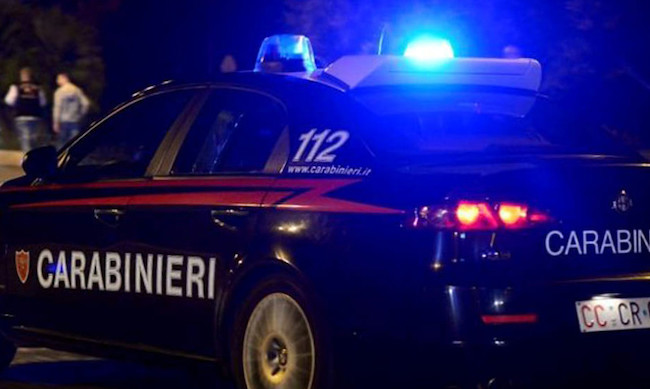 Consumano alcolici dentro e fuori al bar: chiuso per 5 giorni