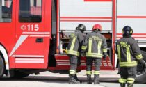 Incendio devasta appartamento: intossicati due anziani, palazzo evacuato