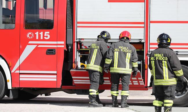 Incendio devasta appartamento: intossicati due anziani, palazzo evacuato