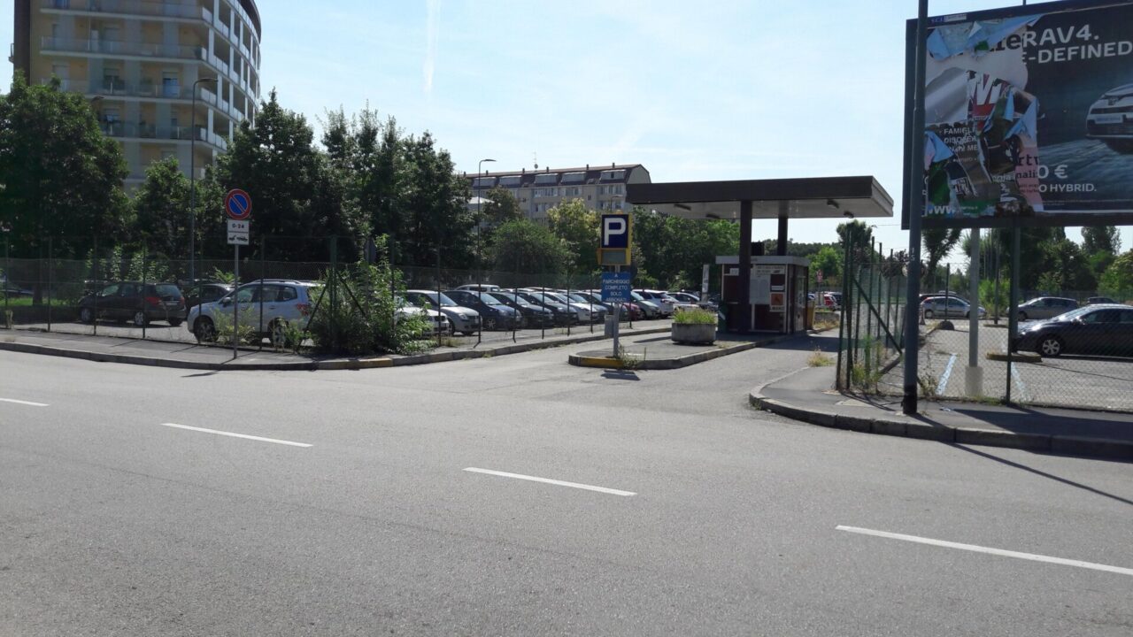 Ancora non si sa nulla del “drive through” di Romolo, un’intera area di parcheggi bloccata da ottobre