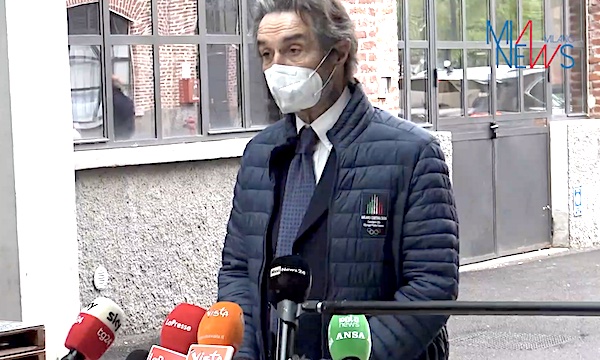 Fontana in visita all’hub vaccinale della Fabbrica del Vapore di Milano
