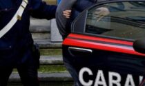Aggredisce la madre e tenta di lanciare olio bollente addosso ai carabinieri: arrestato