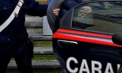 Aggredisce la madre e tenta di lanciare olio bollente addosso ai carabinieri: arrestato