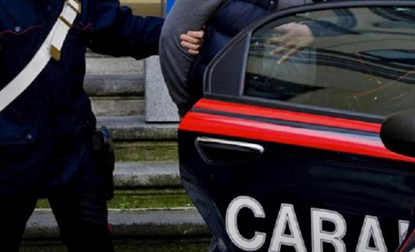 Aggredisce la madre e tenta di lanciare olio bollente addosso ai carabinieri: arrestato