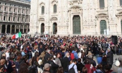 Centinaia di No Vax assembrati in Duomo senza mascherina