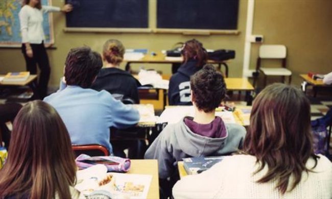 Da maggio stop ai tamponi sugli studenti: faranno il test salivare molecolare
