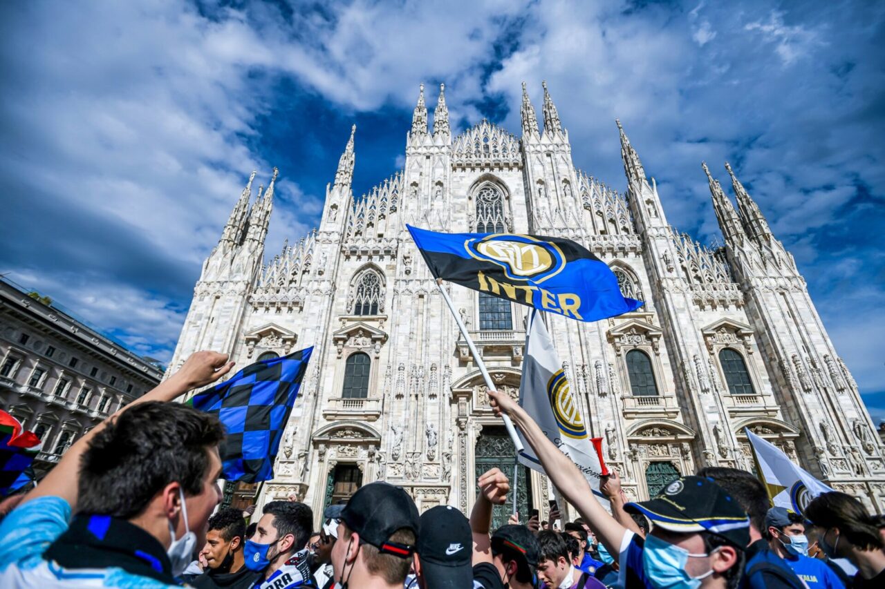 Trentamila tifosi interisti assembrati in Duomo per la vittoria dello Scudetto