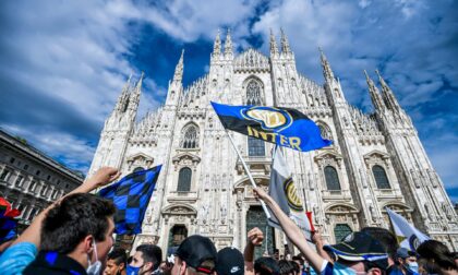 Trentamila tifosi interisti assembrati in Duomo per la vittoria dello Scudetto