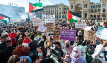 Manifestazione a sostegno della Palestina: altre 3mila persone in piazza Duomo, c'era anche Ghali
