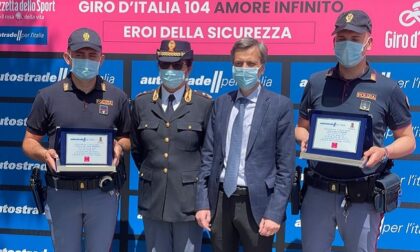 Salvarono una mamma colta da malore in autostrada: premiati al Giro d'Italia gli agenti