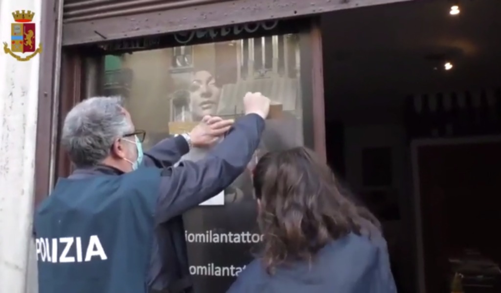 Prostituzione in un centro tatuaggi: arrestati padre e figlio sfruttatori