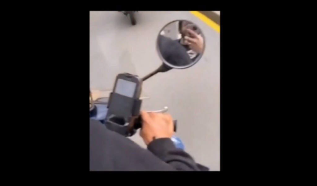 Fa un video in moto contromano, poi lo ricoprono di insulti e cancella il profilo Instagram