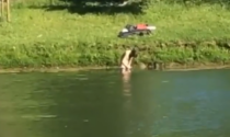 Il video del nudista che si fa un bagno al parco Forlanini di Milano