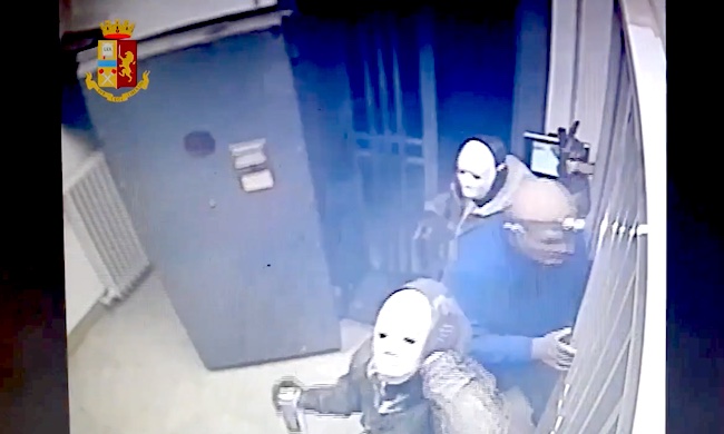 Rapina da film in banca: presa la banda del buco