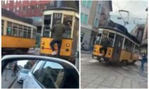 Altri pazzi a Milano: il video dello Spiderman appeso al tram