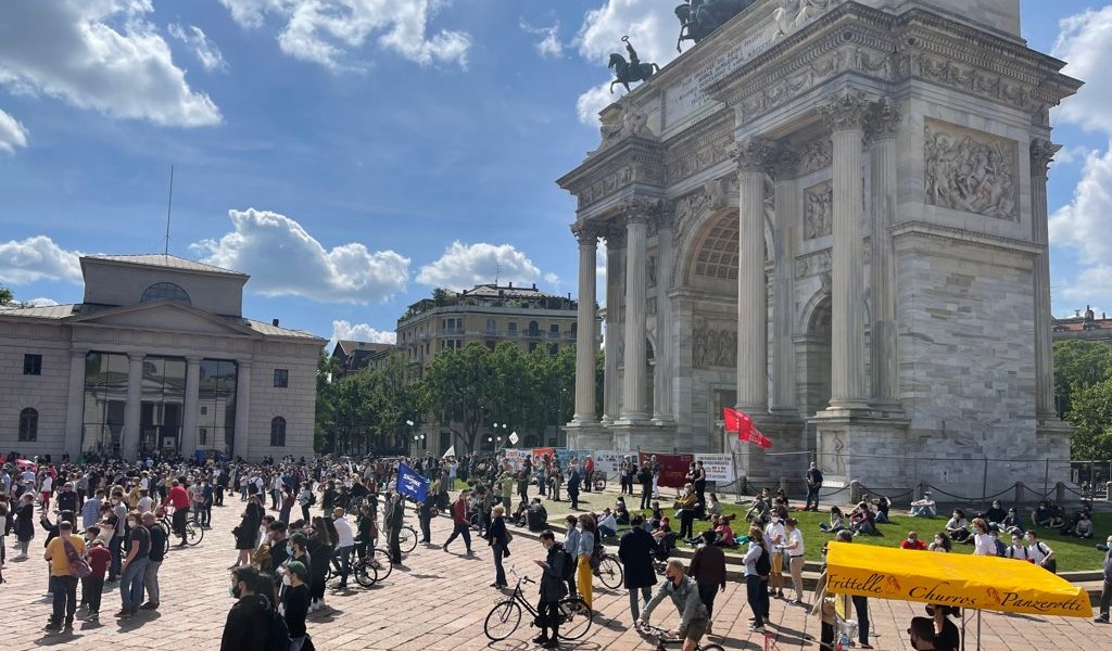 Ddl Zan, manifestazione dei Sentinelli all’Arco della Pace: “Siamo 8.000”